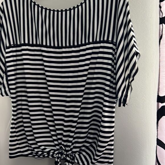 Max studio size 6 short sleeve, tie front blouse - Picture 3 of 6